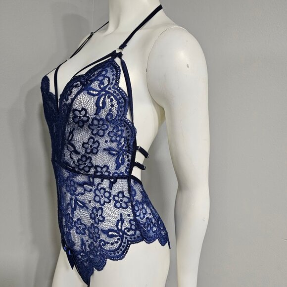 Floral Lace Scallop Crotchless Teddy - Picture 3 of 7